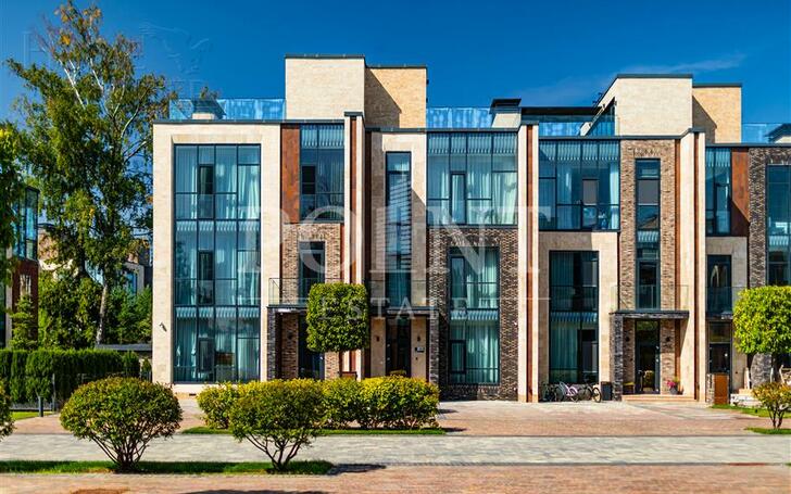 3-этажный таунхаус 244 м² с отделкой