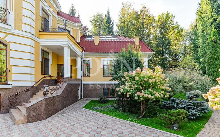 2-этажный коттедж 1 100 м² с отделкой