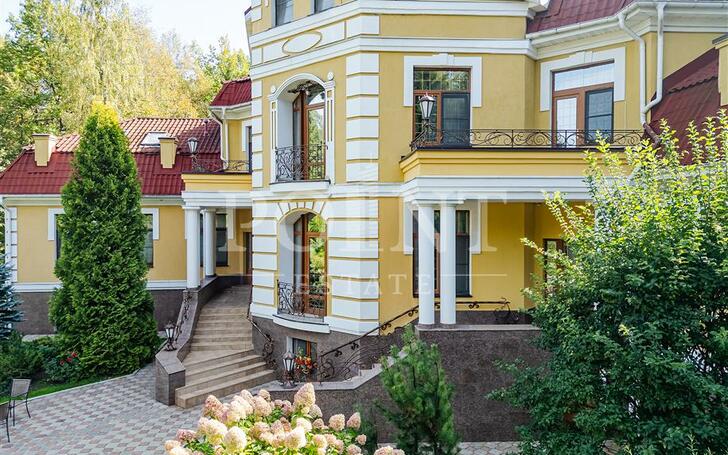 2-этажный коттедж 1 100 м² с отделкой