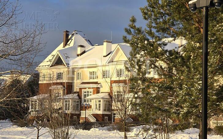 3-этажный таунхаус 250 м² с отделкой
