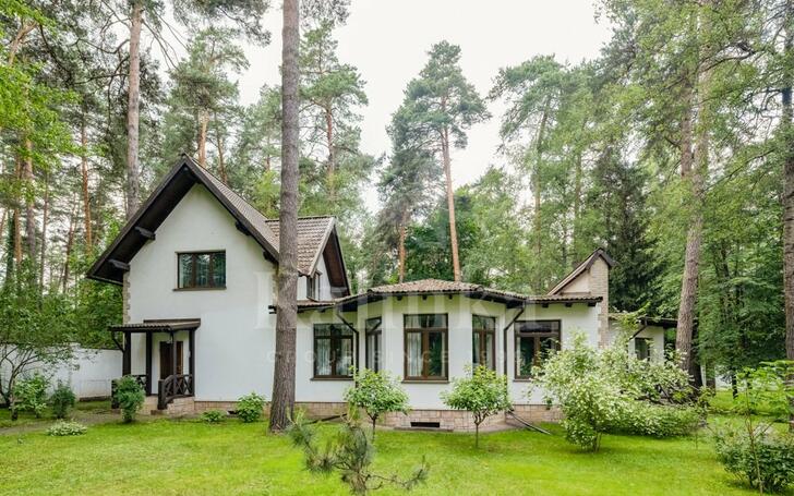 3-этажный коттедж 1 233 м² с отделкой