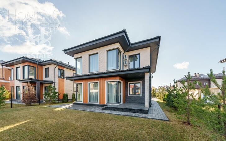 2-этажный коттедж 242.4 м² с отделкой