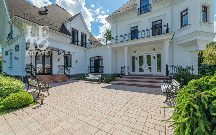 3-этажный коттедж 1 200 м² с отделкой