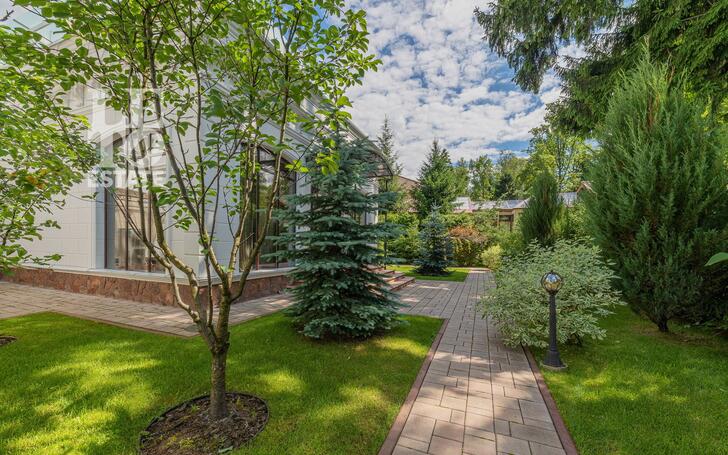 3-этажный коттедж 1 200 м² с отделкой