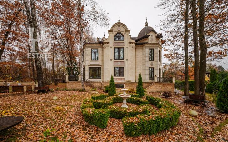 2-этажный коттедж 1 100 м² с отделкой