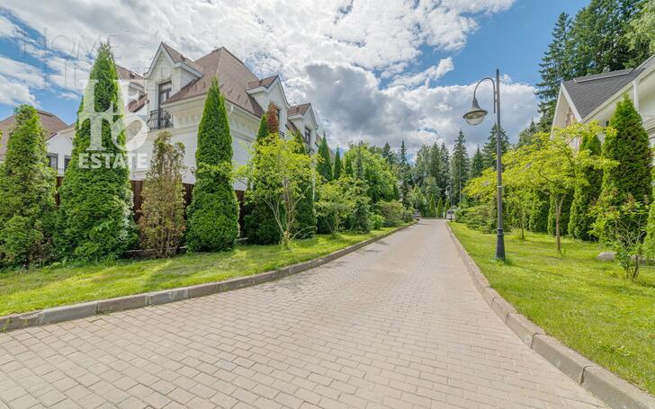 3-этажный коттедж 1 200 м² с отделкой