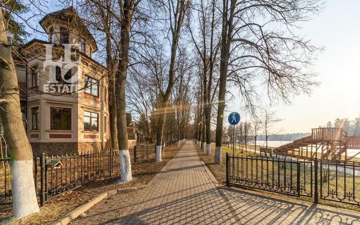 4-этажный таунхаус 395 м² без отделки