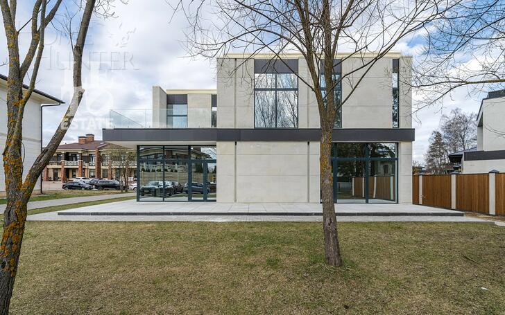 2-этажный коттедж 340 м² с отделкой