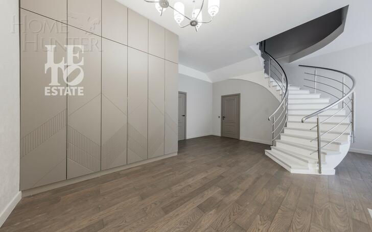 3-этажный таунхаус 250 м² с отделкой