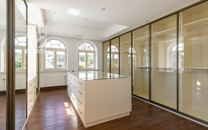 2-этажный коттедж 1 700 м² с отделкой