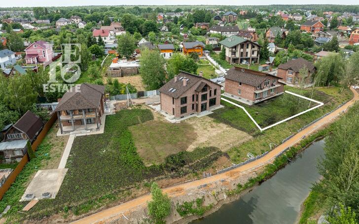 2-этажный коттедж 606.8 м² без отделки