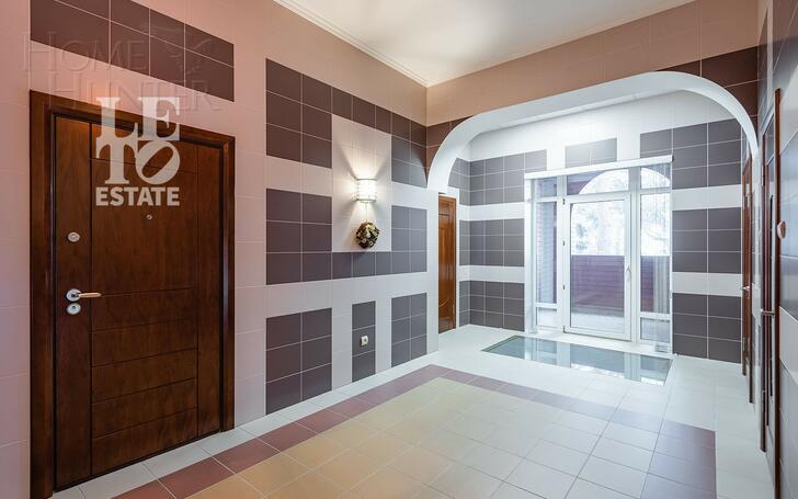 3-этажный коттедж 1 319 м² с отделкой