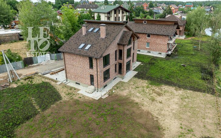2-этажный коттедж 398.2 м² без отделки