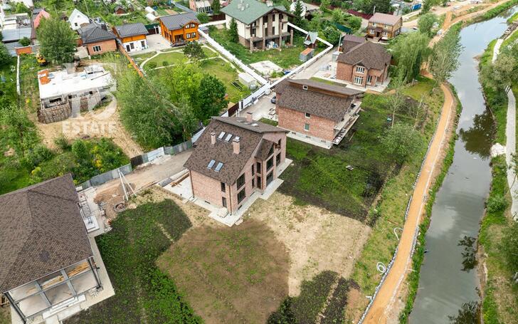 3-этажный коттедж 690 м² без отделки