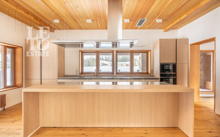 3-этажный коттедж 600 м² с отделкой