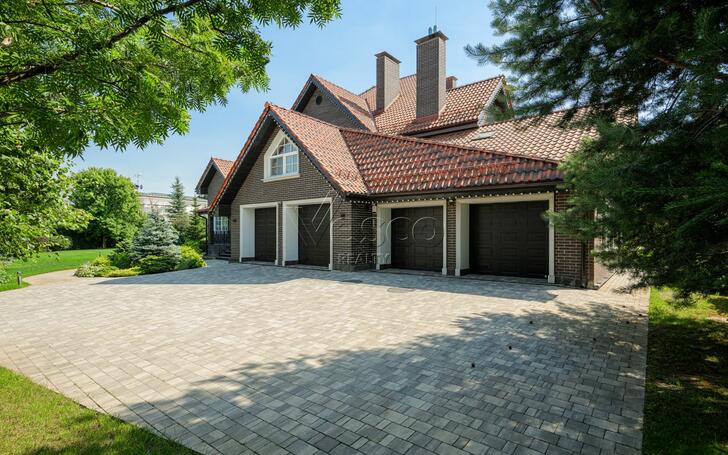 2-этажный коттедж 1 000 м² с отделкой