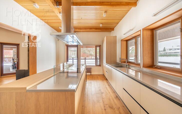 3-этажный коттедж 600 м² с отделкой