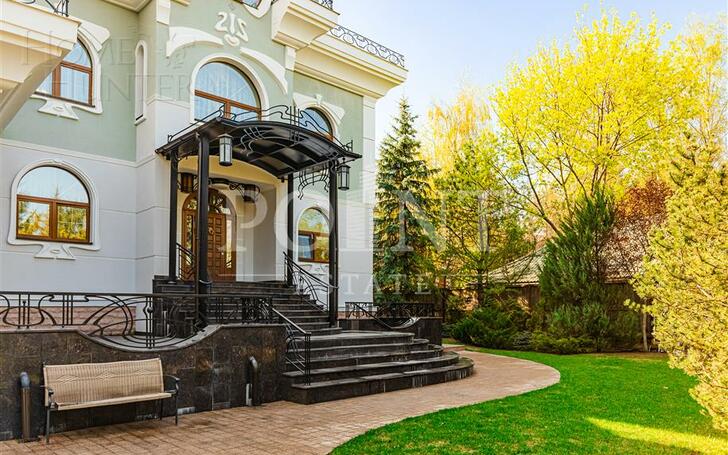 3-этажный коттедж 760 м² с отделкой