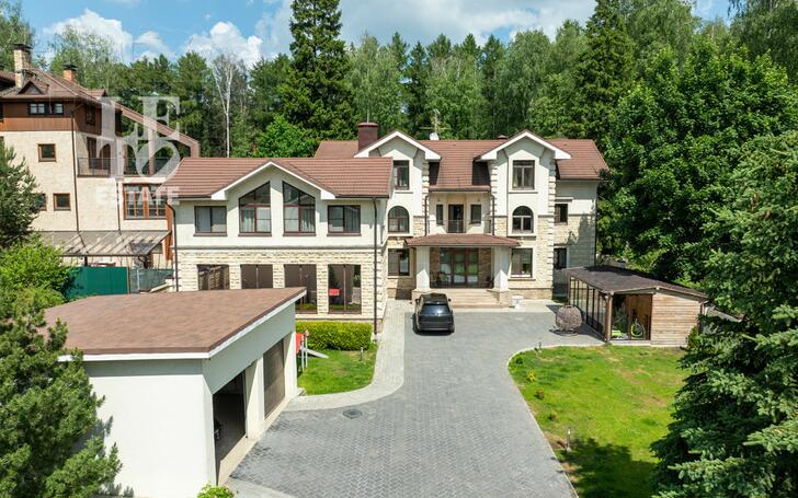 3-этажный коттедж 640 м² с отделкой