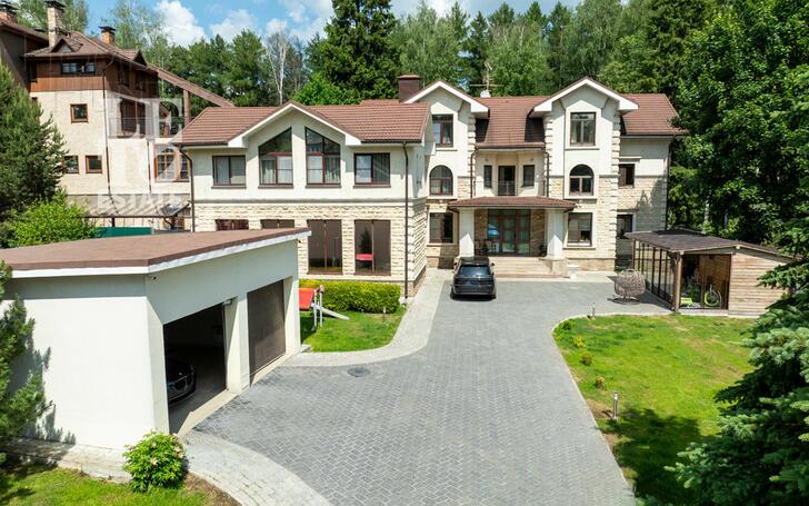 3-этажный коттедж 640 м² с отделкой