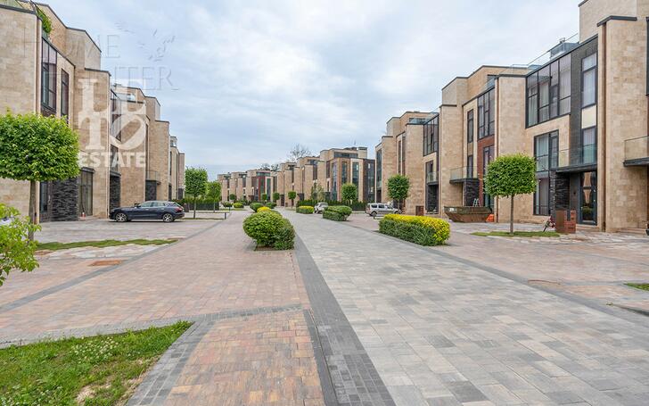 3-этажный таунхаус 244.7 м² с отделкой