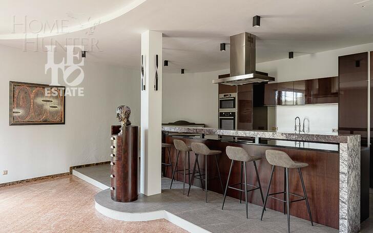 3-этажный коттедж 1 348 м² с отделкой