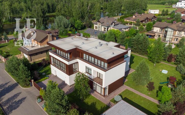 3-этажный коттедж 1 000 м² с отделкой