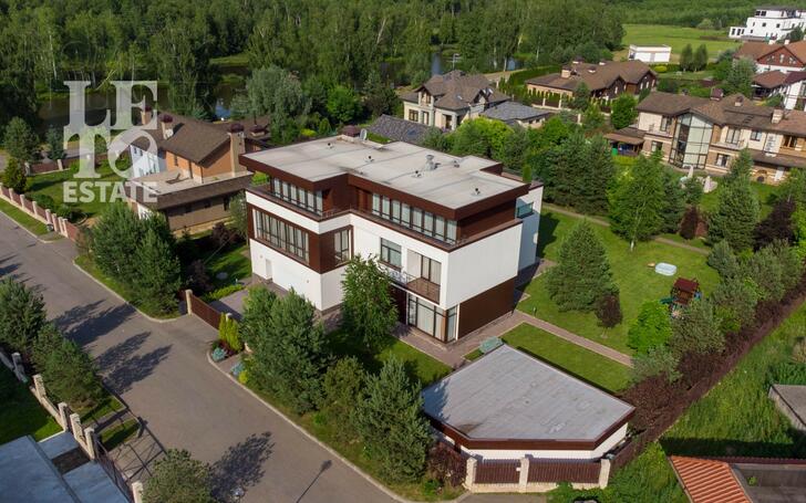 3-этажный коттедж 1 000 м² с отделкой