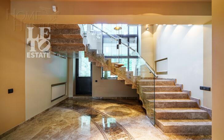 3-этажный коттедж 640 м² с отделкой