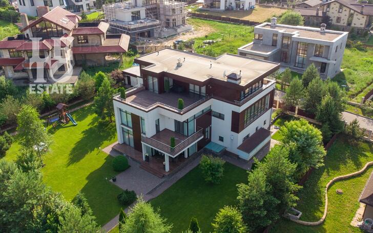 3-этажный коттедж 1 000 м² с отделкой