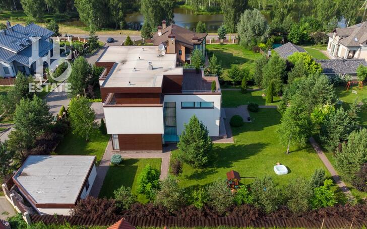 3-этажный коттедж 1 000 м² с отделкой