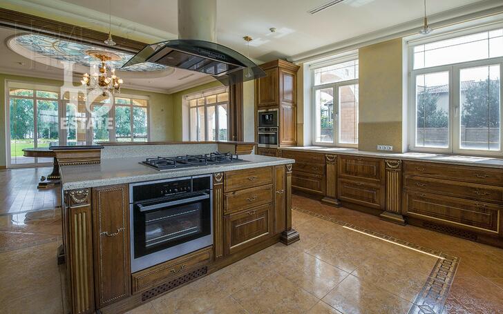 3-этажный коттедж 1 500 м² с отделкой
