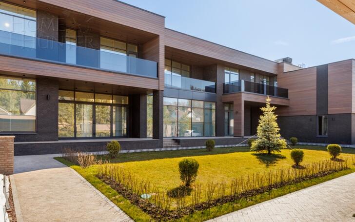 2-этажный коттедж 1 300 м² без отделки