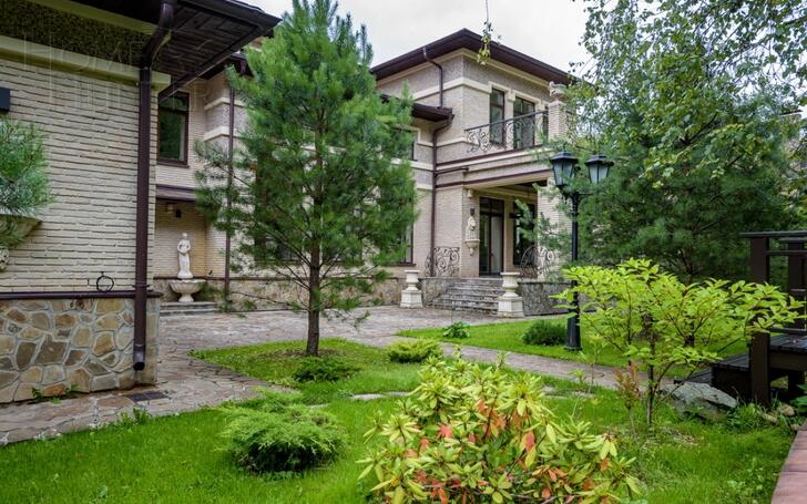 2-этажный коттедж 1 000 м² с отделкой