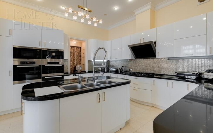 3-этажный коттедж 1 650 м² с отделкой