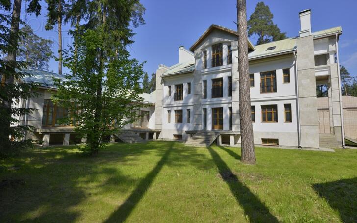 2-этажный коттедж 1 200 м² без отделки