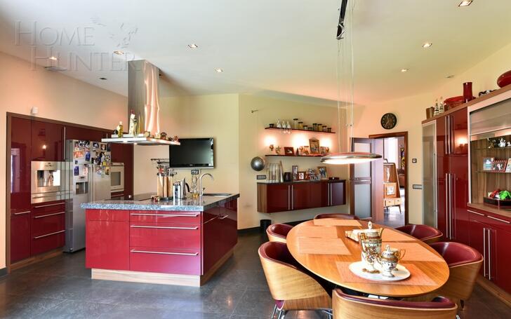 3-этажный коттедж 2 400 м² с отделкой