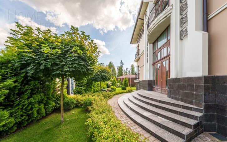 2-этажный коттедж 1 300 м² без отделки