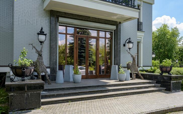 3-этажный коттедж 1 315 м² с отделкой