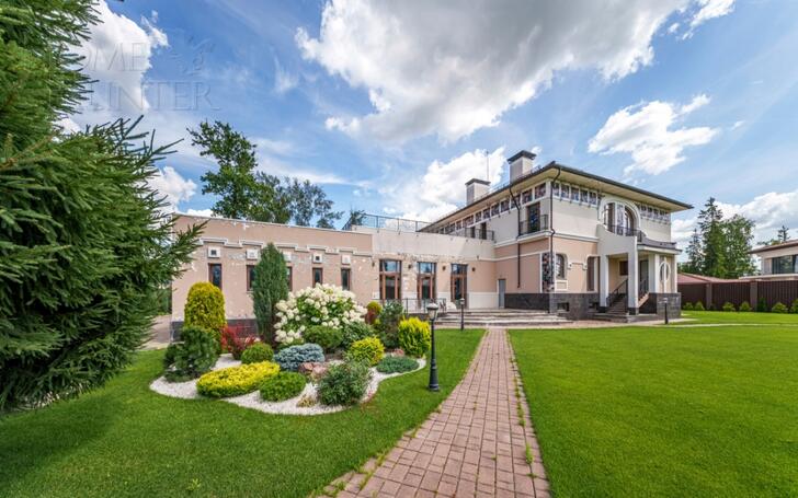 2-этажный коттедж 1 300 м² без отделки