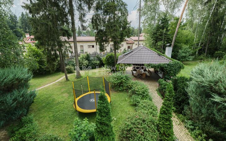 3-этажный коттедж 1 100 м² с отделкой