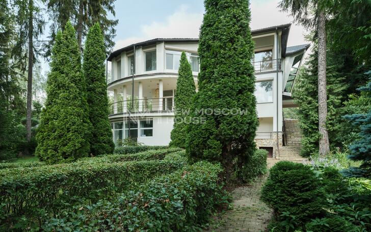 3-этажный коттедж 1 100 м² с отделкой