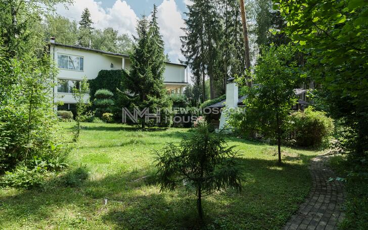 3-этажный коттедж 1 100 м² с отделкой