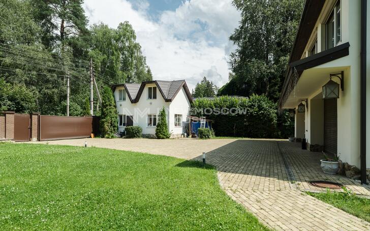 3-этажный коттедж 1 100 м² с отделкой