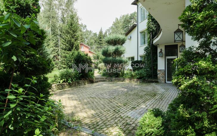 3-этажный коттедж 1 100 м² с отделкой