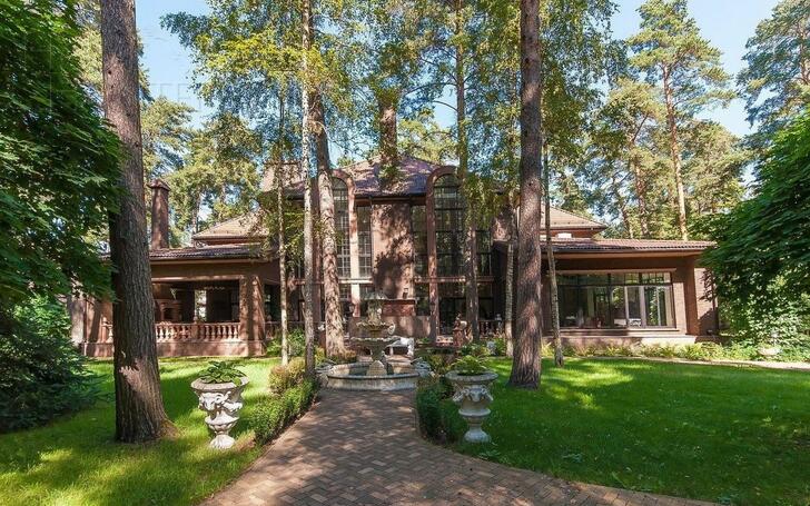 2-этажный коттедж 1 400 м² с отделкой