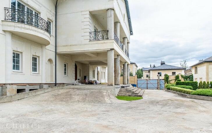 2-этажный коттедж 2 200 м² без отделки
