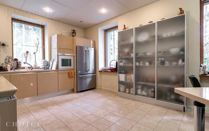 2-этажный коттедж 600 м² с отделкой