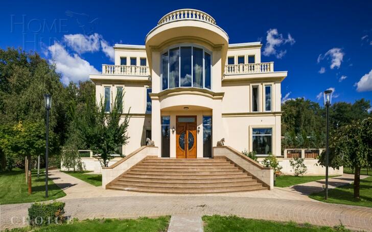 2-этажный коттедж 2 100 м² с отделкой