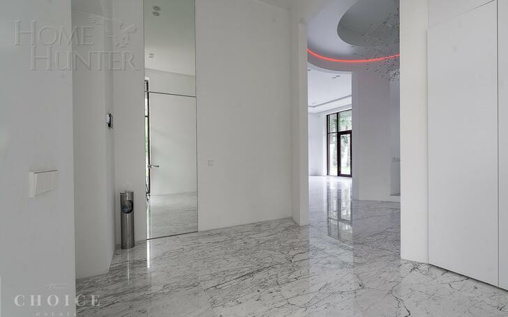 3-этажный коттедж 650 м² с отделкой